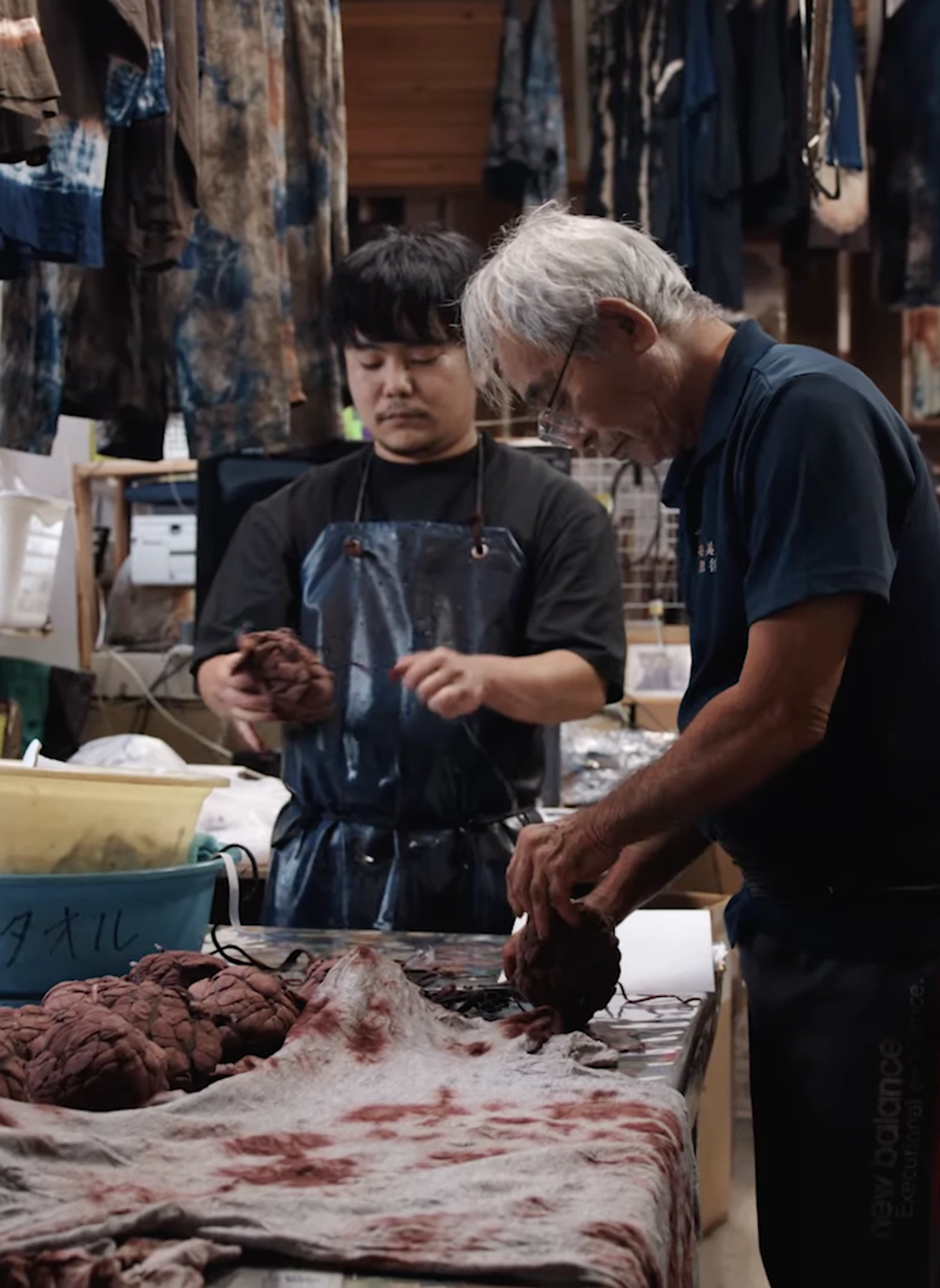1300年続く、生きた黒 奄美大島・泥染「肥後染色」 | Artisan